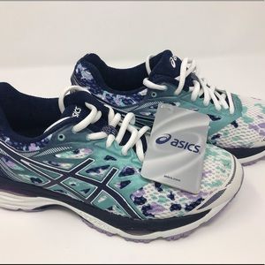 BNWT Women’s Gel Cumulus ASICS size 6 blue white